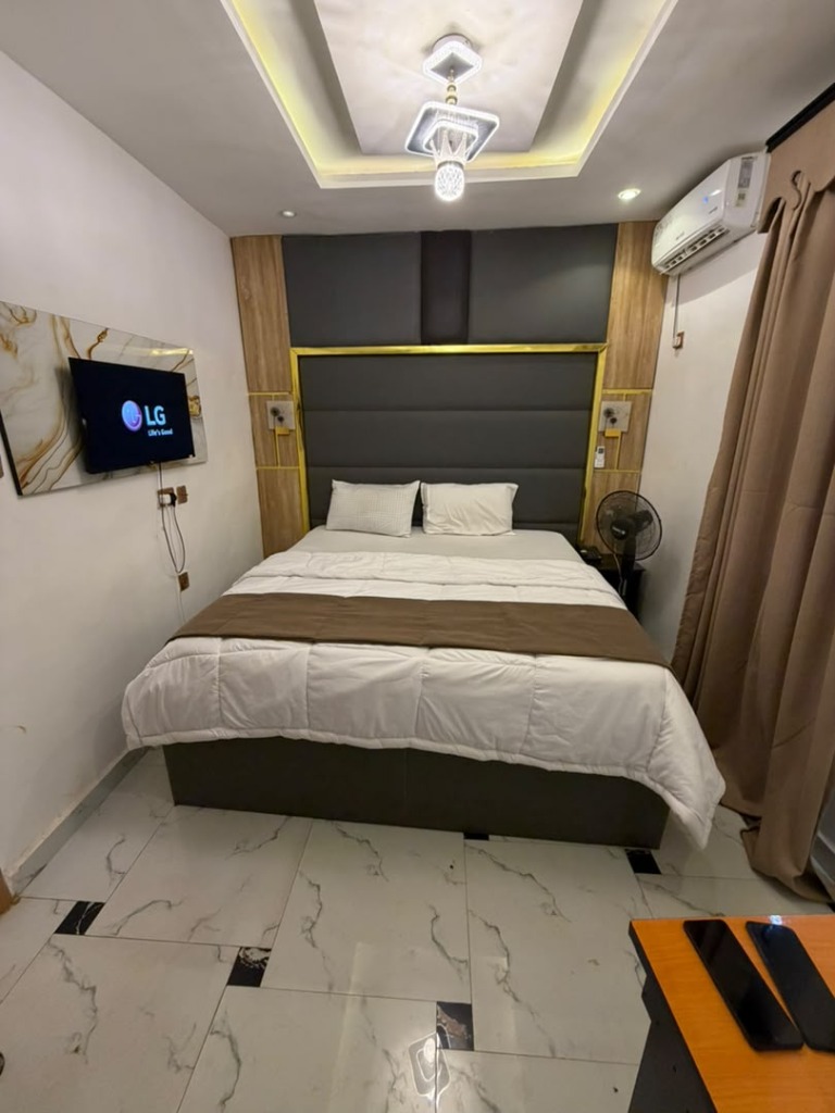 Hangova Luxury Hotel & Lounge Executive Master Suite in Benin City